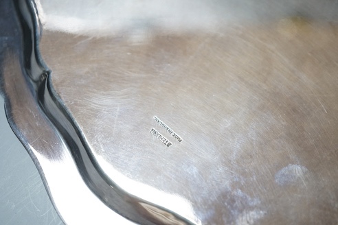 A modern silver salver, engraved with signatures, Sheffield, 1962, 25.8cm, 16.5oz.